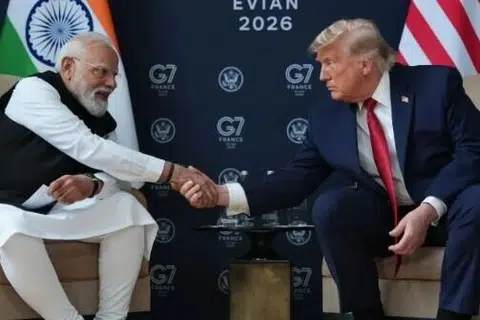 ஜி7 உச்சி மாநாட்டில் சந்தித்த இந்தியப் பிரதமர் நரேந்திர மோடி, அமெரிக்க அதிபர் டோனல்ட் டிரம்ப்.