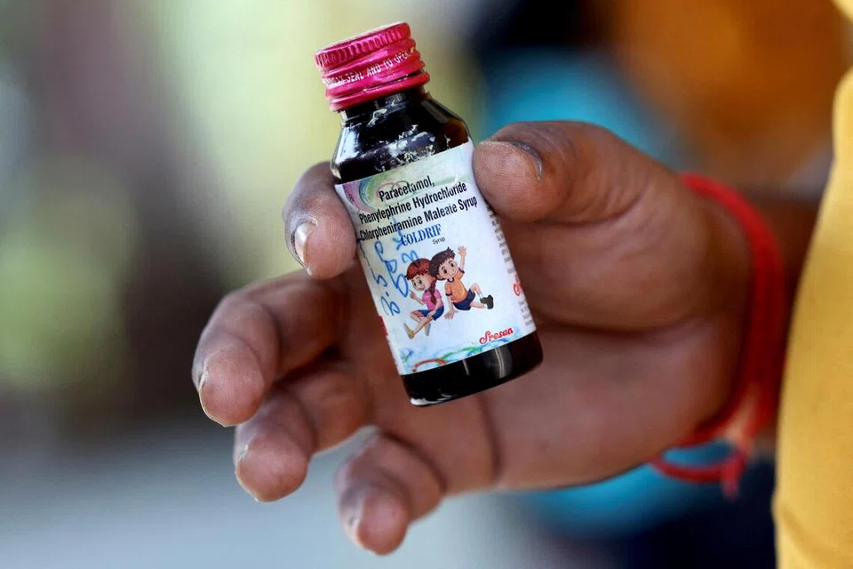 ‘டைதிலன் கிலாய்கோல்’ எனப்படும் நஞ்சு பல சிறுவர்களின் உயிரைப் பறித்த ‘கோல்ட்ரிஃப்’ மருந்தில் இருந்தது சோதனையில் தெரியவந்துள்ளது.
அந்த நஞ்சு, இருமல் மருந்துகளில் அனுமதிக்கப்பட்ட அளவைவிட 500 மடங்கு அதிகம் இருந்ததாகத் தெரிவிக்கப்பட்டது.