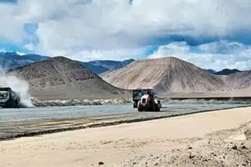 2.7 கிலோமீட்டர் நீள ஓடுபாதை கொண்ட ஆகாயப்படைத் தளம், போர் விமானங்கள், போக்குவரத்து விமானங்கள், ஹெலிகாப்டர்கள் முதலியவற்றைக் கையாளும் ஆற்றல் பெற்றது.