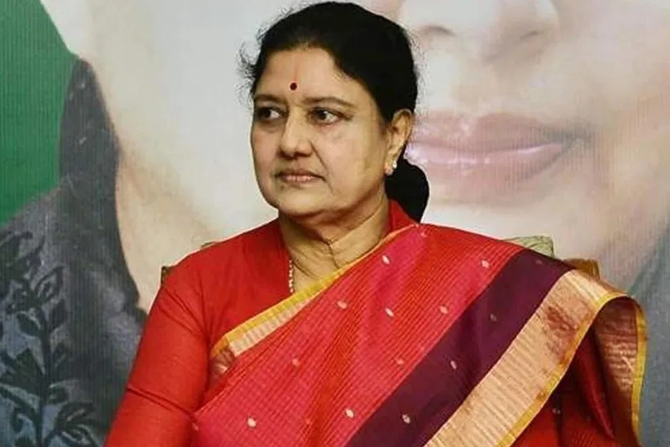 பணமதிப்பிழப்பு சமயத்தில் சசிகலா, ரூ.450 கோடிக்கு காஞ்சிபுரம் மாவட்டத்தில் பத்மாதேவி சுகர்ஸ் என்ற சர்க்கரை ஆலையை ரொக்கத் தொகை கொடுத்து வாங்கியுள்ளது தெரியவந்துள்ளது.