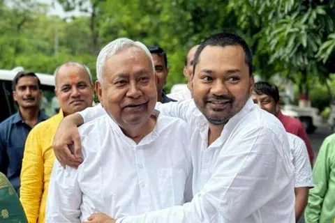மகன் நிஷாந்த் குமாருடன் நிதிஷ் குமார்.