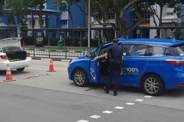 அப்பர் பூன் கெங் சாலையை நோக்கிச் செல்லும் லோரோங் 1 கேலாங்கில் நிகழ்ந்த இந்த விபத்து குறித்து செவ்வாய்க்கிழமை காலை 10.35 மணிக்கு காவல்துறைக்குத் தகவல் கிடைத்தது.