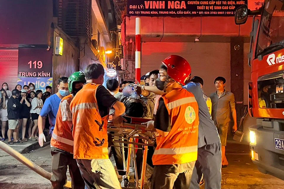ஹனோய் நகர அடுக்குமாடி வீட்டில் மூண்ட தீயில் பாதிக்கப்பட்டோரை மீட்புப் பணியாளர்கள் மருத்துவ உதவி வாகனத்திற்குத் தூக்கிச்சென்றனர். 