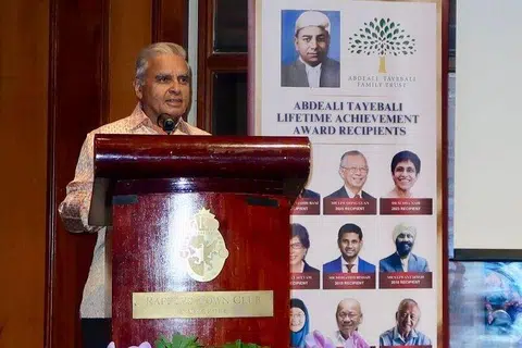 விருதை ஏற்றுக்கொண்டு உரையாற்றிய பேராசிரியர் கிஷோர் மஹ்புபானி.