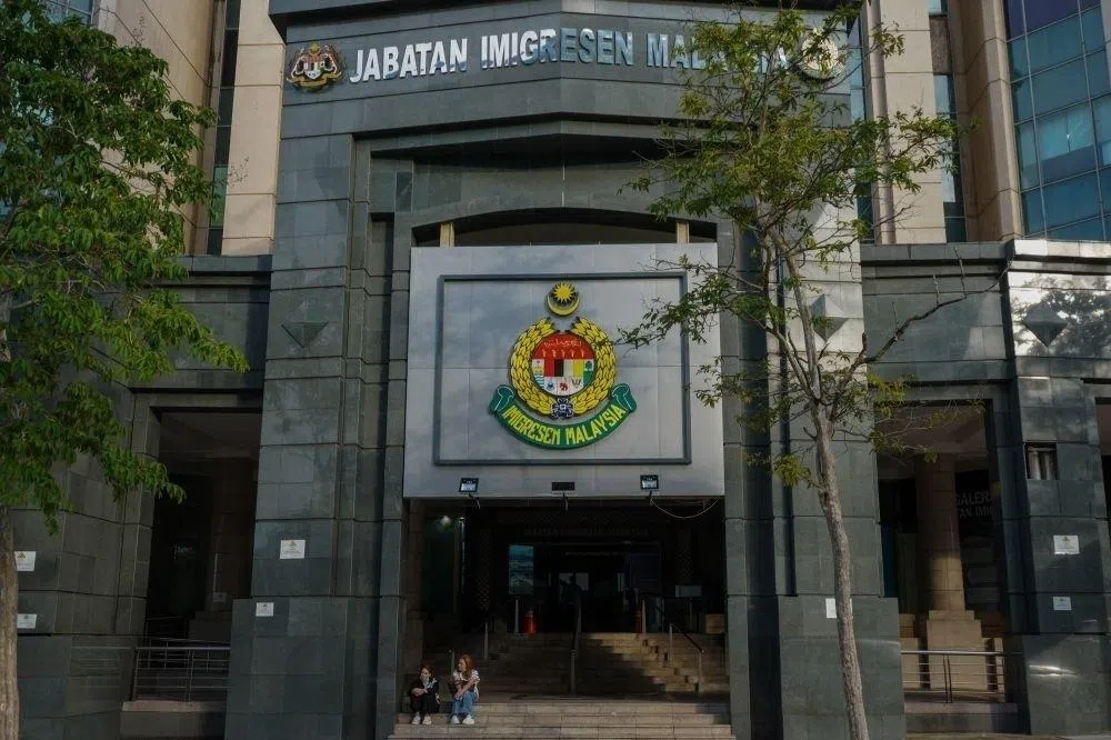 ஜோகூரில் போலிக் கடப்பிதழ் தொடர்பில் ஆடவர் கைது