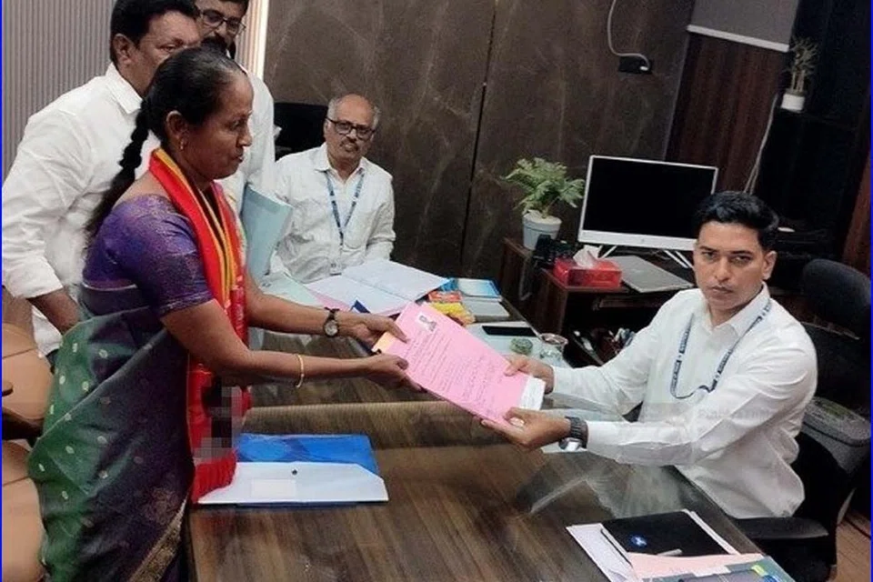 ஈரோடு கிழக்கு தொகுதி இடைத்தேர்தலில் நாம் தமிழர் கட்சி சார்பில் போட்டியிடும் சீதாலட்சுமி வேட்புமனுத் தாக்கல் செய்தார்.