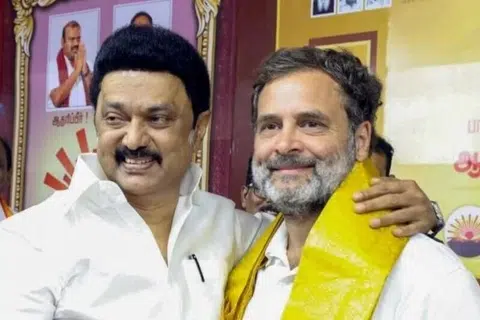 ராகுல் காந்தி (வலது) தம் சகோதரரைப் போன்றவர் என்கிறார் தமிழக முதல்வர் ஸ்டாலின்.