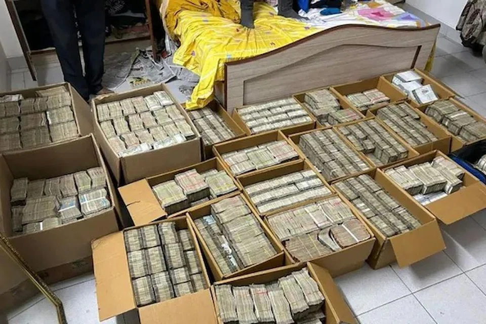 22 பெட்டிகளில் அடுக்கி வைக்கப்பட்டிருந்த பணம்.