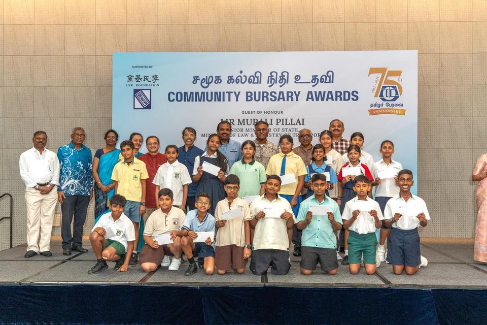 கல்வி உதவித்தொகை பெற்ற மாணவர்களுடன் மூத்த துணை அமைச்சர் முரளி பிள்ளை.