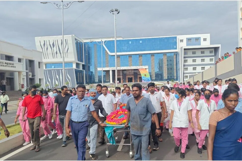 உயிரிழந்த புஷ்பலதாவின் உடலை எடுத்துச் சென்றபோது மருத்துவமனை ஊழியர்கள், தாதியர், மருத்துவர்கள் திரண்டு வந்து அஞ்சலி செலுத்தினர்.