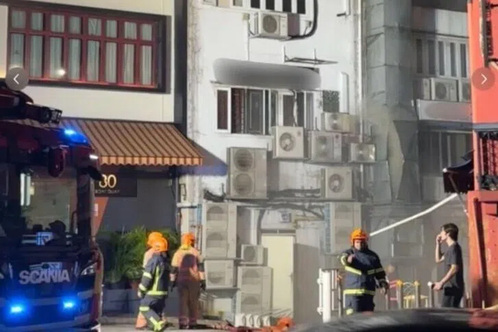 போட் கீ உணவகத்தில் தீ; 80 பேர் வெளியேற்றம்