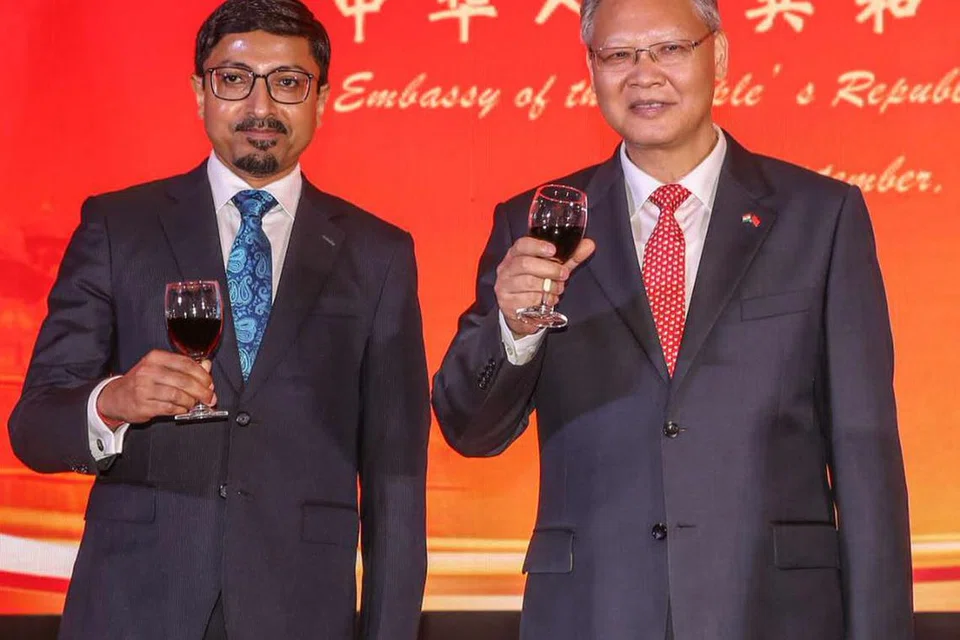 சீனக் குடியரசு நிறுவப்பட்ட 75வது ஆண்டு விழாவை சீனா, இந்திய நண்பர்களுடன் கொண்டாடுவதில் மகிழ்ச்சி என்று குறிப்பிட்ட இந்தியாவுக்கான சீனத் தூதர் ஸு ஃபெய்ஹொங், இரு தலைவர்களின் உத்திபூர்வ வழிகாட்டுதலிலும் அனைத்து தரப்பு மக்களின் கூட்டு முயற்சியுடனும், சீனாவும் இந்தியாவும்  நல்லிணக்கத்துடன் ஒன்றிணைந்து கைகோத்து வளர சரியான பாதையை உருவாக்க முடியும் என்று நம்புவதாகக் கூறினார்.