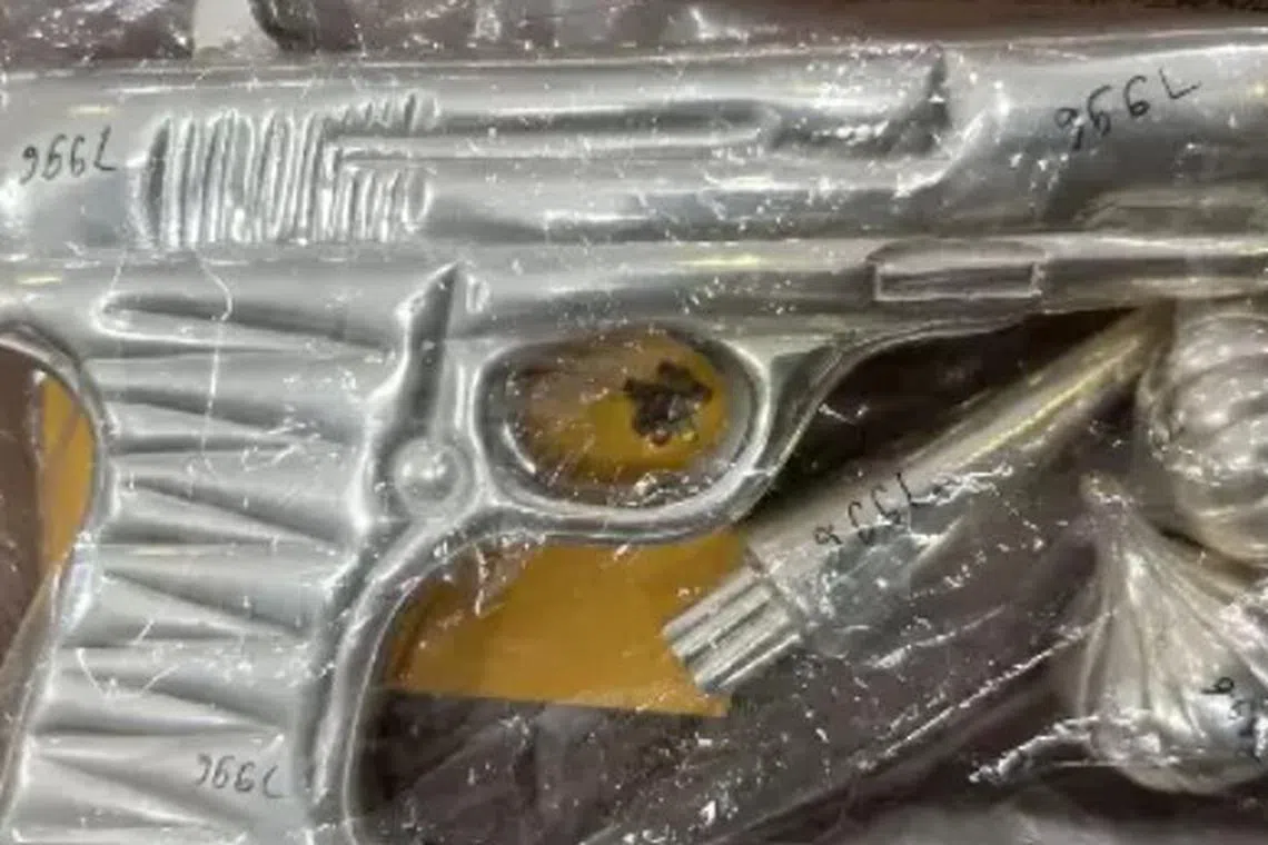 கோவிலுக்கு வெள்ளி துப்பாக்கியைக் காணிக்கையாக வழங்கிய பக்தர்