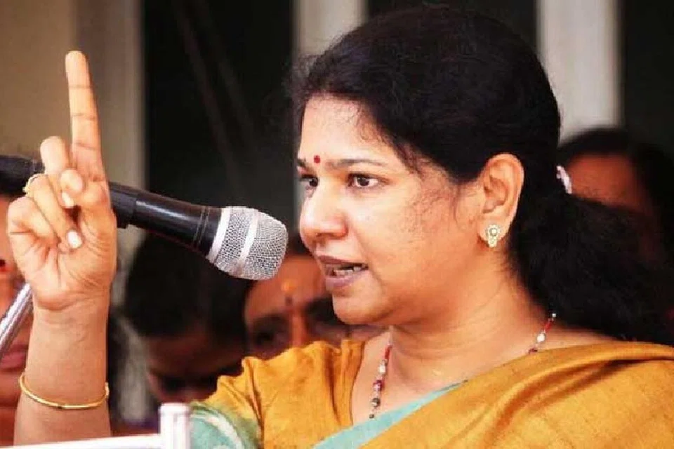கேந்திரிய வித்யாலயாக்கள் ஜெர்மன் மற்றும் பிற வெளிநாட்டு மொழிகளை நீக்கிவிட்டு, இந்தி மற்றும் சமஸ்கிருதத்தைத் தொடர்ந்து திணித்து வருவதாகக் கனிமொழி குற்றம் சாட்டியுள்ளார்.