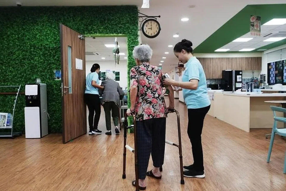 சிங்கப்பூரில் சராசரியாக ஒருவர் இறப்பதற்கு முன்பு பத்து ஆண்டுகள் உடல்நலப் பாதிப்பால் அவதிப்படுகிறார்.
