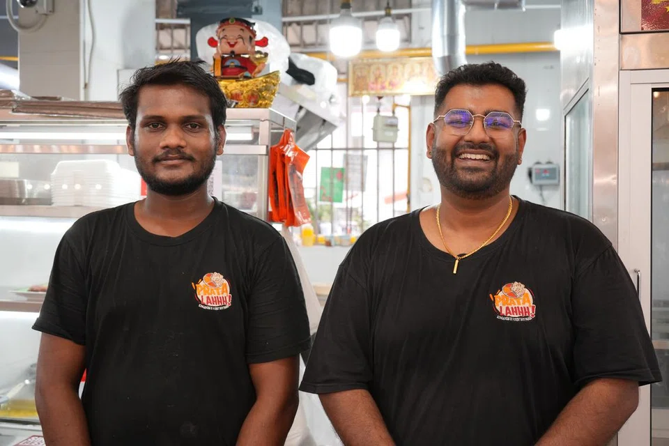 கடை ஊழியர் சிவாவுடன் கெளதமன்.