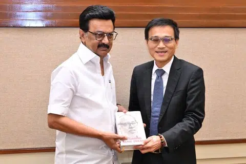 தமிழ்நாட்டிற்கான ஃபாக்ஸ்கான் நிறுவனத்தின் பேராளர் ராபர்ட் வு முதல்வர் மு.க. ஸ்டாலினைச் சந்தித்தார்.