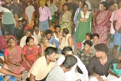 கடும் அதிருப்தி அடைந்த பொதுமக்கள் சாலையில் இறங்கி போராட்டத்தில் ஈடுபட்டனர்.