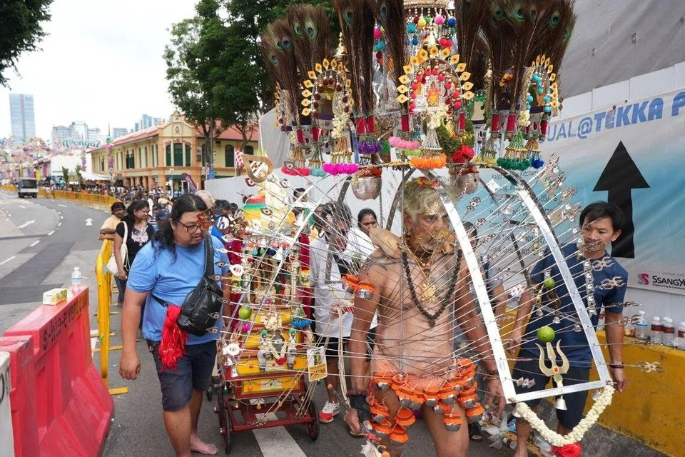 லிட்டில் இந்தியா ஆர்க்கெட் பகுதிக்கு அருகே இன்று (பிப்ரவரி 1) நண்பகல் வாக்கில் நடந்து செல்லும் தைப்பூச ஊர்வலக் கூட்டம்.