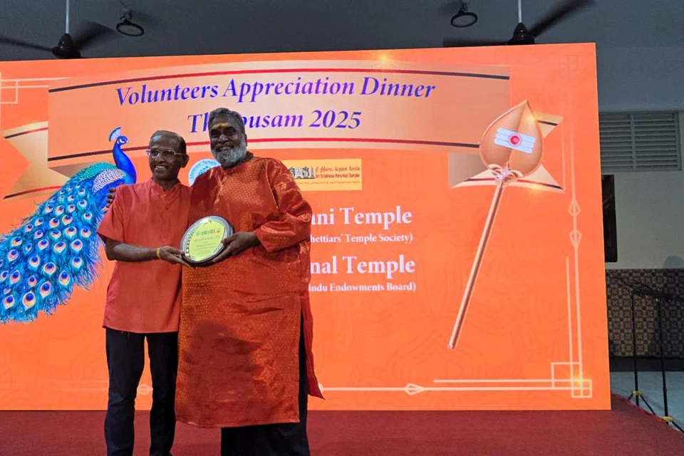 தைப்பூசம் 2025 ஏற்பாட்டுக் குழு (செட்டியார்கள் கோயில் குழுமம், ஸ்ரீ ஸ்ரீநிவாசப் பெருமாள் கோயில், இந்து அறக்கட்டளை வாரியம்) சார்பாகத் திரு ராஜாவுக்குப் பாராட்டுக் கேடயத்தை வழங்குகிறார் ஸ்ரீ ஸ்ரீநிவாசப் பெருமாள் கோயில் தலைவர் செல்வம் (இடம்).