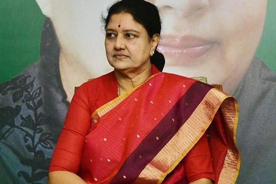 சசிகலா, டி.டி.வி.தினகரன், ஓ.பன்னீர்செல்வம் ஆகியோரை கட்சியில் சேர்த்தால் குழப்பம்தான் வரும். எனவே அவர்களை சேர்க்க முடியாது என்று எடப்பாடி பழனிசாமி திட்டவட்டமாக கூறிவிட்டார்.