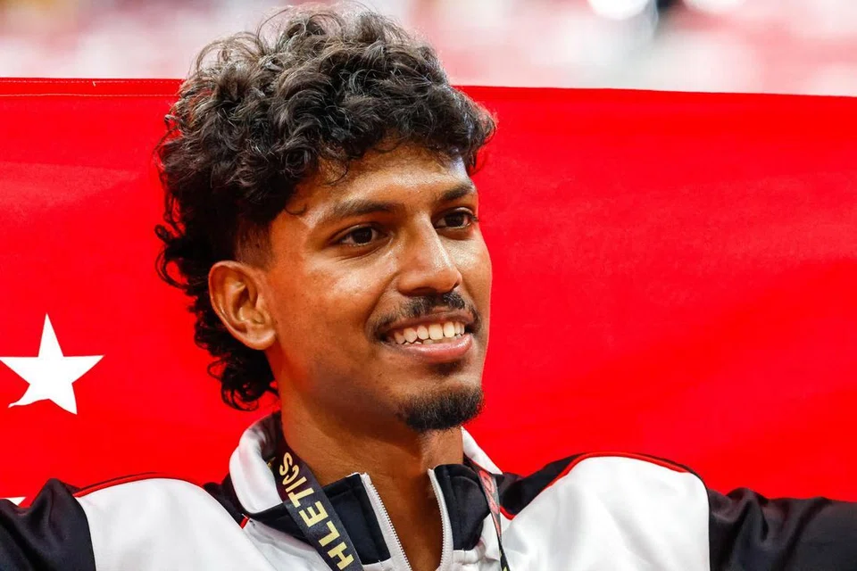 தேசியக் கொடியின் முன் நிற்கும் 24 வயது திருபன் தனராஜன்.