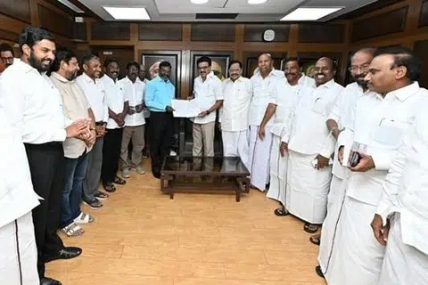 சென்னை அண்ணா அறிவாலயத்தில் திமுக தலைவரும், முதல்வருமான மு.க.ஸ்டாலின், விடுதலை சிறுத்தைகள் கட்சித் தலைவர் தொல். திருமாவளவன் ஆகியோர் செவ்வாய்க்கிழமை (மார்ச் 24) தொகுதி பங்கீட்டு ஒப்பந்தத்தில் கையெழுத்திட்டனர்.