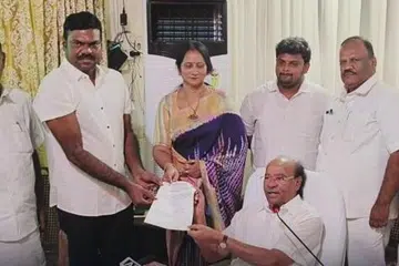 இளையரணித் தலைவராக நியமிக்கும் கடிதத்தை, பாமக நிறுவனர் ராமதாஸும் அவரின் மகள் காந்திமதியும் தமிழ்க்குமரனிடம் வழங்கினர்.
