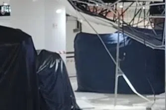 லக்கி பிளாசா மேற்கூரை இடிந்து விழுந்தது 