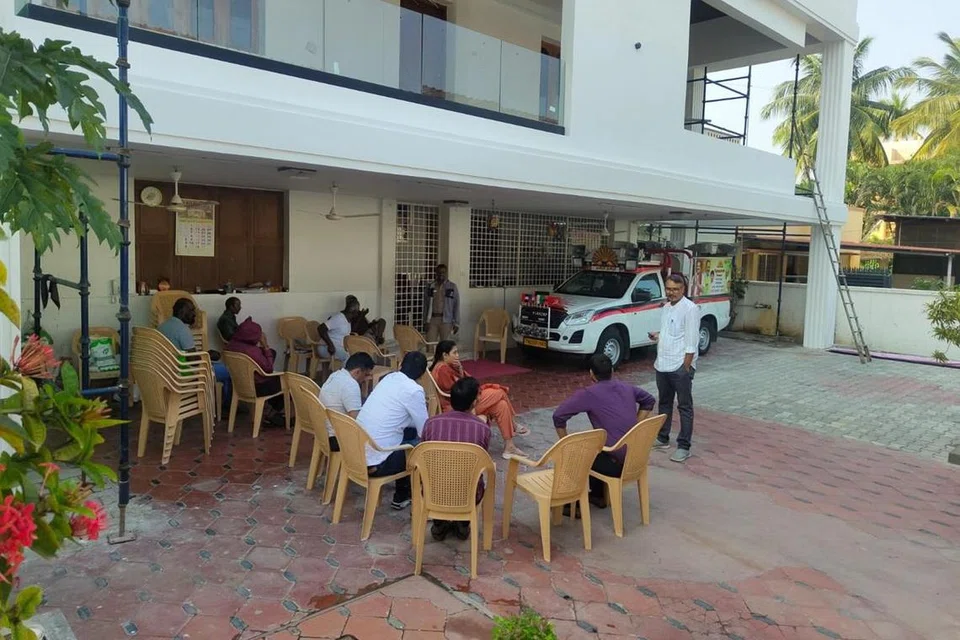 அமைச்சர் துரைமுருகன் வீட்டில் இல்லாததால் அமலாக்கத் துறை அதிகாரிகள் அவருக்காகக் காத்திருந்தனர்.