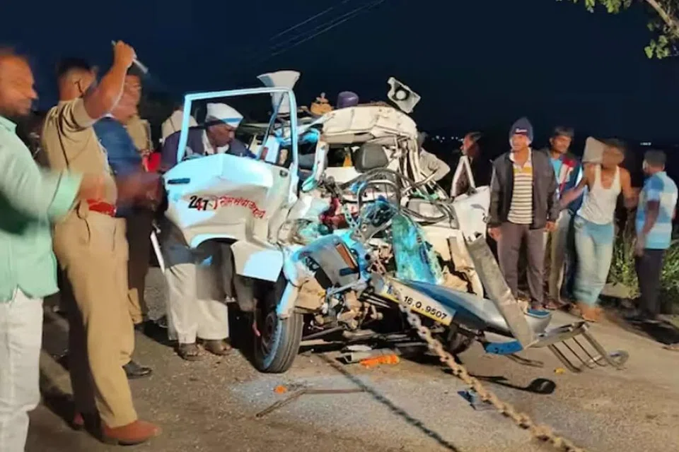 அம்போரா பகுதியில் தமன்காவ்- அகமதுநகர் ரோட்டில் திங்கட்கிழமை மருத்துவ வாகனம் ஒன்று கனரக வாகனத்துடன் மோதி விபத்து நடந்த இடத்தில் காவல்துறை அதிகாரிகள் விசாரணை நடத்துகின்றனர்.