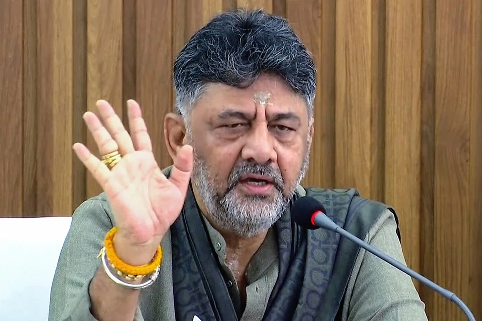 அணை கட்டப்படுவதால் மூழ்கும் 5,000 ஹெக்டர் வனப்பகுதிக்கு மாற்றாக, வேறு நிலத்தை அடையாளங்காண மாவட்ட ஆட்சியர் தலைமையில் குழு அமைக்கப்பட்டுள்ளது என்றார் திரு டி.கே. சிவக்குமார். 