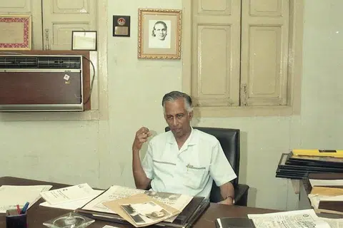 தமிழ் முரசின் உதவி ஆசிரியராகப் பணிபுரிய தமிழகத்திலிருந்து 26 வயதில் 1951ஆம் ஆண்டு சிங்கப்பூர் வந்தவர்  திரு.வை.திருநாவுக்கரசு. பின்னர் அரசாங்கப் பணியில் சேர்ந்த அவர் ஓய்வு பெற்றபின்னர் 1989 முதல் 1999 வரை தமிழ் முரசின் ஆசிரியராகப் பணியாற்றி, முரசை பல வகையிலும் மேம்படுத்தினார். ஆசிரியராகப் பணியேற்ற போது, லாவெண்டர் ஸ்திரீட்டில் இருந்த முரசு அலுவலகத்தில் திரு அரசு. 1989ல்  எடுத்த படம்.