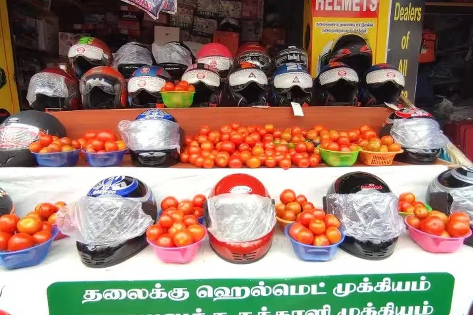 தலைக்கவசம் விற்கும் கடை.