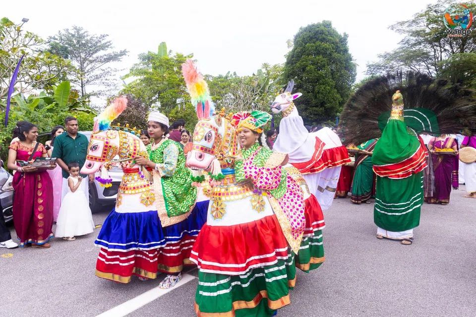 பாரம்பரியக் கலையான பொய்க்கால் குதிரை.