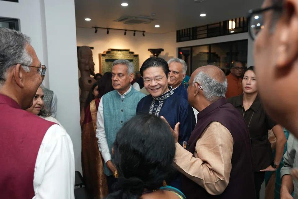 கலைப்பள்ளியினரோடு கலந்துறவாடும் பிரதமர் வோங்.