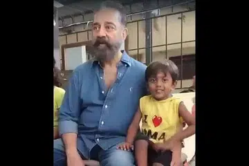 கமலிடம் வீரபாண்டிய கட்டபொம்மன் வசனத்தைப் பேசிய சிறுவன்.