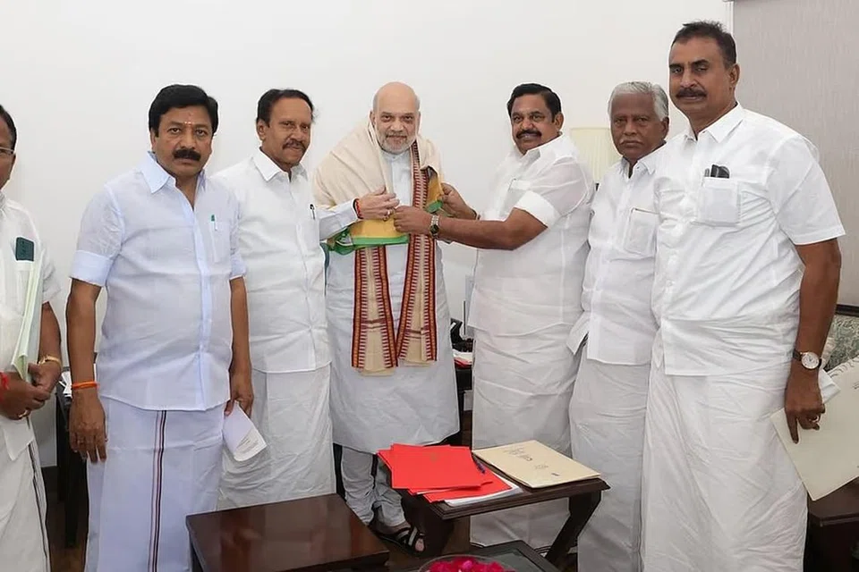 மத்திய உள்துறை அமைச்சர் அமித் ஷாவை எடப்பாடி பழனிசாமியும் அதிமுக நிர்வாகிகளும் சந்தித்தனர்.