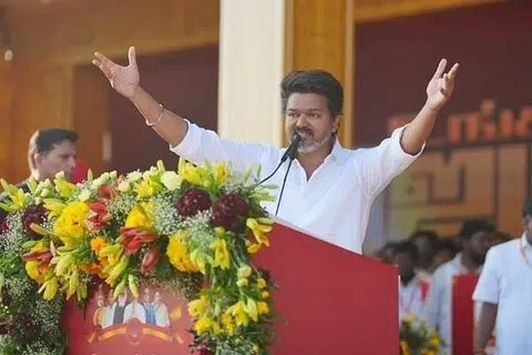முதற்கட்டமாக 60 வேட்பாளர்களைக் கொண்ட பட்டியலை இறுதி செய்துள்ள விஜய், வரும் மார்ச் 18-ஆம் தேதிக்குள் அனைத்து தொகுதிகளுக்குமான இறுதிப்பட்டியலை வெளியிடத் திட்டமிட்டுள்ளார்.