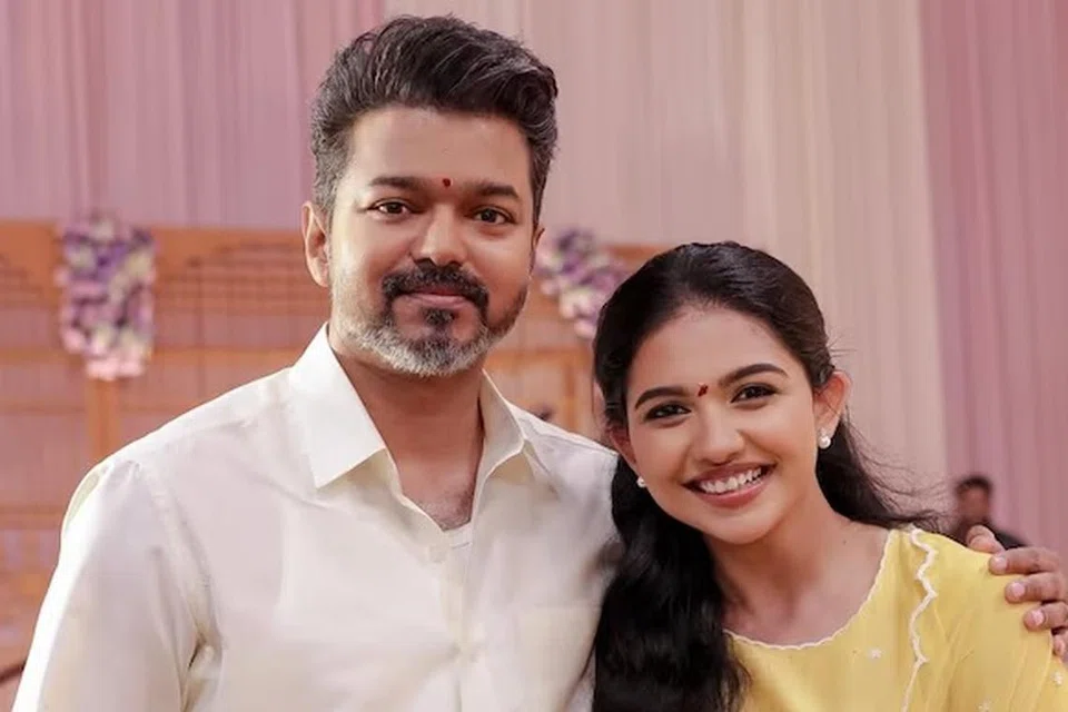 விஜய்யுடன் மமிதா பைஜு.