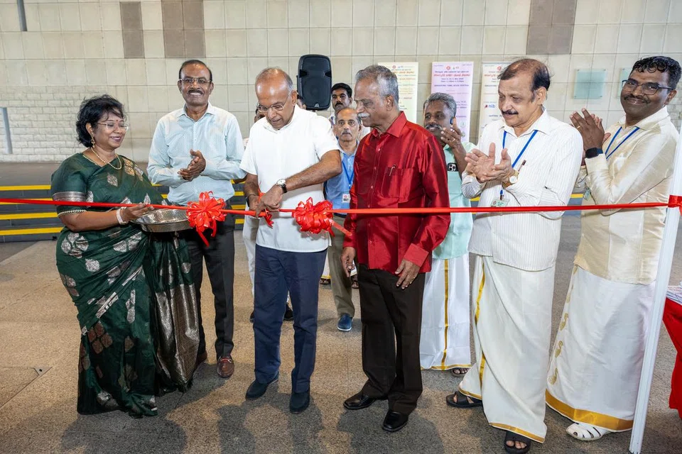 உள்துறை, சட்ட அமைச்சர் கா. சண்முகம், சிவப்பு நாடாவை வெட்டி தமிழ்ப் புத்தகத் திருவிழாவைத் தொடங்கி வைக்கிறார். 