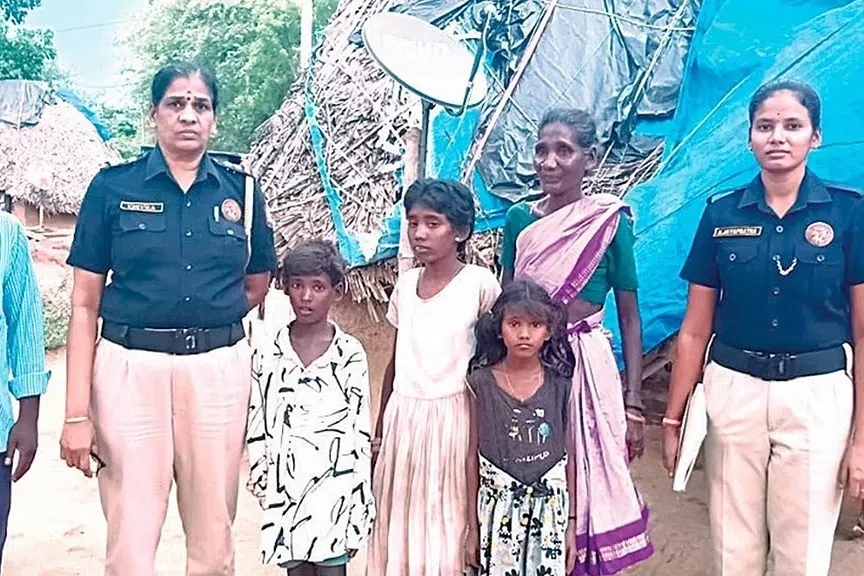 பழங்குடியின குழந்தைகளைப் பள்ளியில் சேர்த்த ‘சிங்கப்பெண்’ படை
