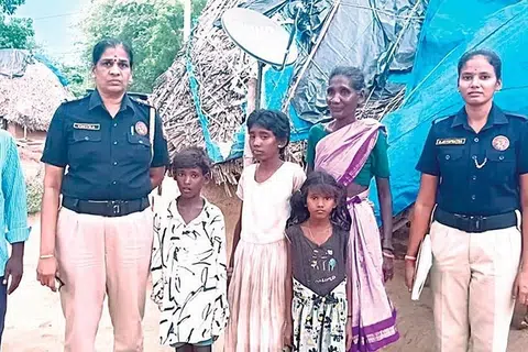 குழந்தைகளின் பெற்றோரைச் சந்தித்த காவலர்கள், அவர்களுக்குக் கல்வியின் முக்கியத்துவம் குறித்துப் புரியவைத்தனர்.