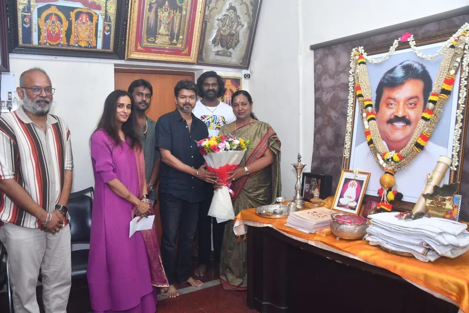 விஜயகாந்தின் உருவப்படத்துக்கு நடிகர் விஜய் மரியாதை செலுத்தினார்.