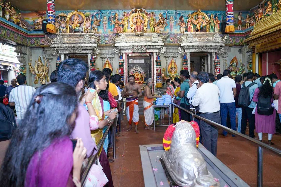 வேலைக்குச் செல்வதற்கு முன்பாக இறையருள் பெறுவதற்காக சிராங்கூன் சாலையில் வீற்றிருக்கும் ஸ்ரீ வீரமாகாளியம்மன் கோவிலில் காலை முதலே ஆர்வத்துடன் பக்தர்கள் திரண்டனர்.