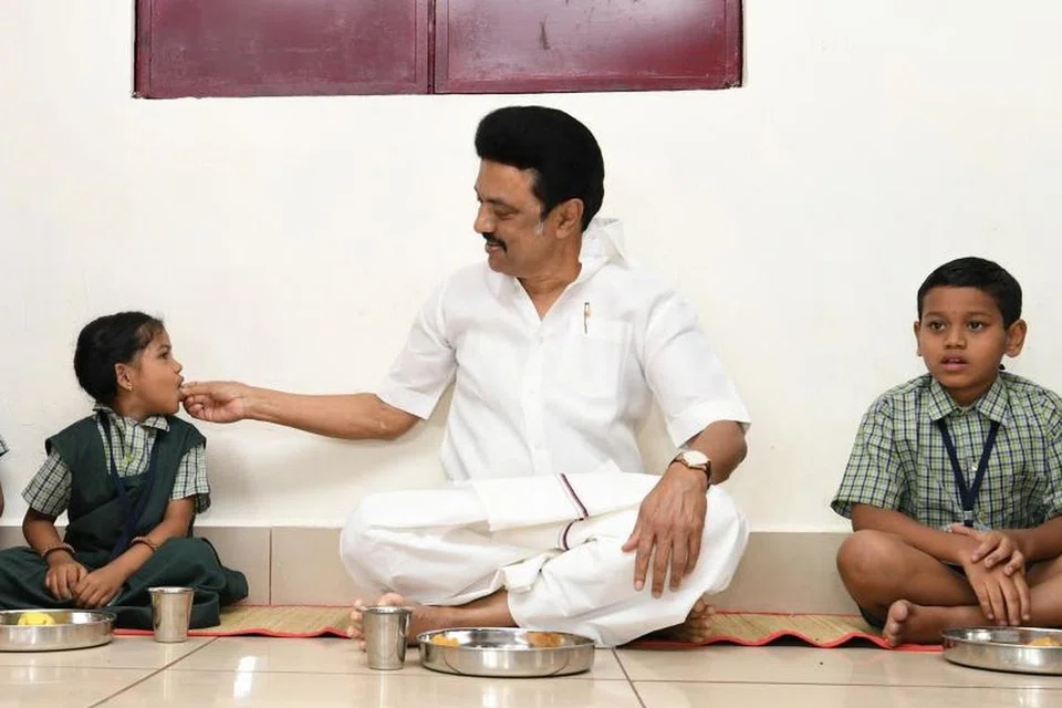 ஸ்டாலின் அரசின் மாணவர் உதவித்திட்டம், காலை உணவுத் திட்டங்கள் போற்றத் தகுந்தவை எனப்  பல்வேறு தரப்பினரும் கூறுகின்றனர்.