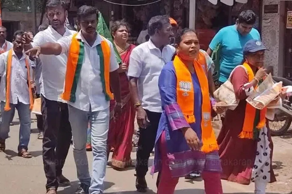 தோளில் பாஜக துண்டு போட்டிருக்கும் பெண் கைது.