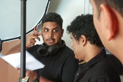 நிதி நெருக்கடியையும் தெரிந்தவர்களின் நிராகரிப்பையும் கடந்து கனவுகளைத் தொடர்ந்து நனவாக்கிவரும்  ஸ்ரீ சங்கீத் ஸ்ரீ குமார் (இடது).
