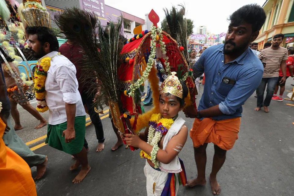 பக்தி சிரத்தையுடன் பால்காவடி ஏந்திய சிறுவன்.
