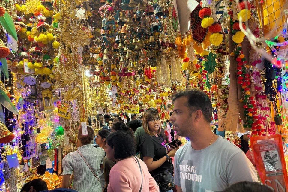 லிட்டில் இந்தியாவின் கேம்பல் லேனில் பொருள்களை வாங்கும் பொதுமக்கள்.